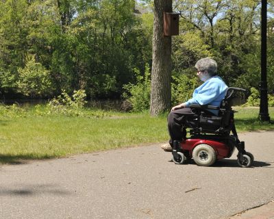 Kobieta w wózku inwalidzkim - W1