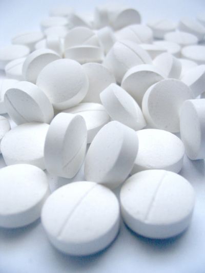 Białe tabletki leku - public domain
