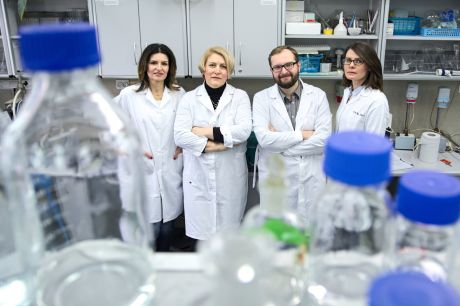 Naukowcy z Wydziału Biologii i Biotechnologii UMCS prowadzą badania nad zastosowaniem enzymu lakazy z grzyba Cerrena unicolor w leczeniu raka szyjki macicy.fot. Bartosz Proll