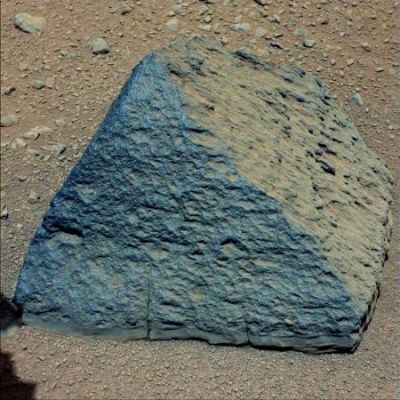Zdjęcie marsjańskiej skały „Jake_M” zbadanej przez łazik Curiosity
