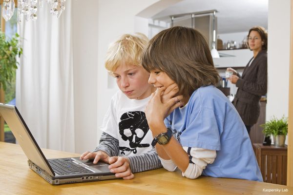 Dzieci przeszujujące internet, fot. Klp