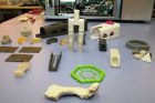 miniatura Modele wykonane z opatentowanych materiałów, w tym m.in. fragment tkanki kostnej człowieka, formy uszu oraz uchwyt wykorzystywany w diagnozowaniu chorób nowotworowych górnych dróg oddechowych, Fot. Sekcja Prasowa UŚ