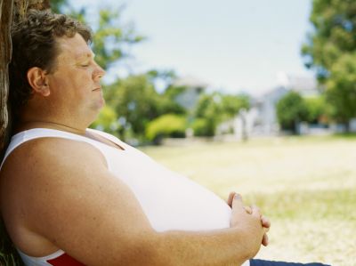 Odpoczywający otyły mężczyzna-