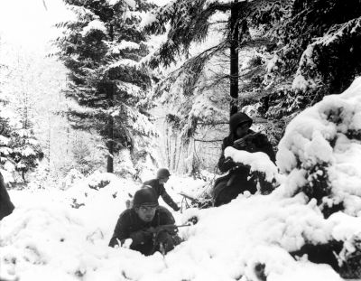 Amerykańscy żołnierze na pozycjach w Ardenach, fot. public domain