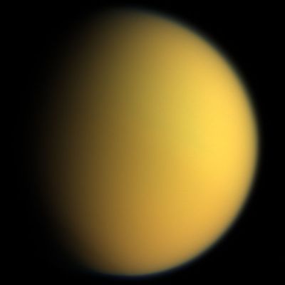 Tytan w naturalnych kolorach, zdjęciezrobione prze sonde Cassini