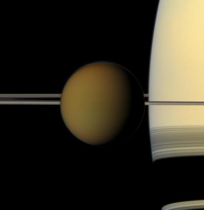 Tytan przechodzący na tle Saturna i jego pierścieni