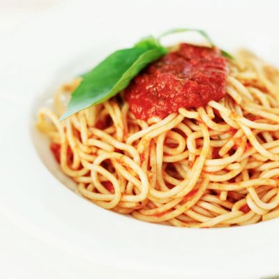 danie spaghetti w naczyniu