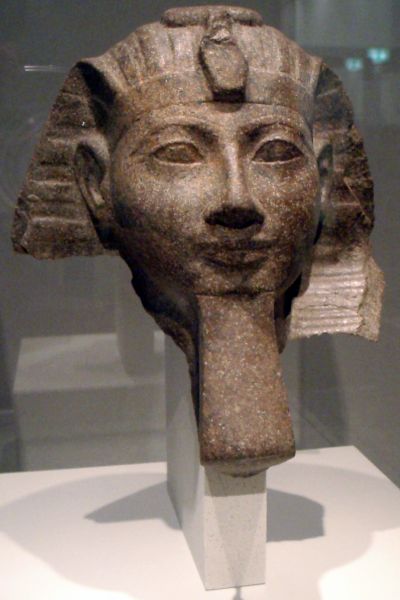 Zdjęcie z popiersiem faraona Hatszepsut, wykonane w Altes Museum w Berlinie (część kolekcji Ägyptisches Museum Berlin)