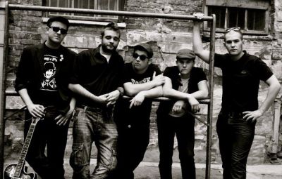 To mieszanka punk rocka, rockabilly, z domieszką swingu
