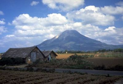 Sinabung wulkan, Sumatra, Indonezja