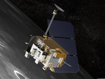  Artystyczna wizja sondy Lunar Reconnaissance Orbiter na orbicie wokół Księżyca. Źródło: NASA. 