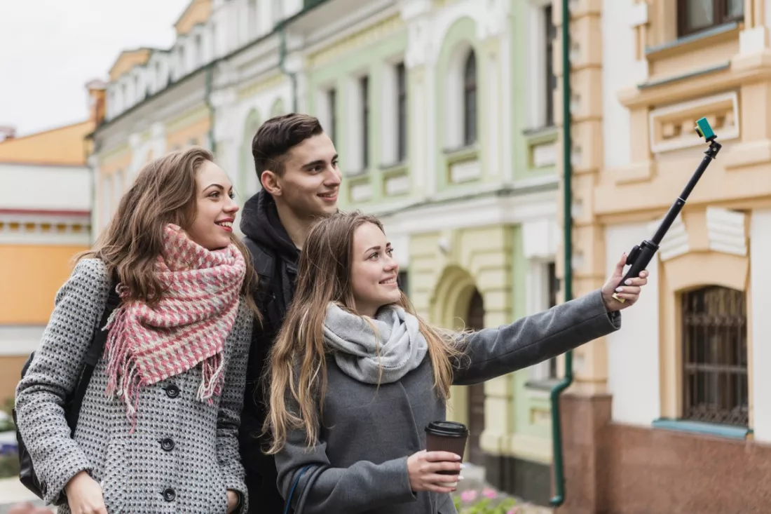 Przyjaciele robią selfie na starówce