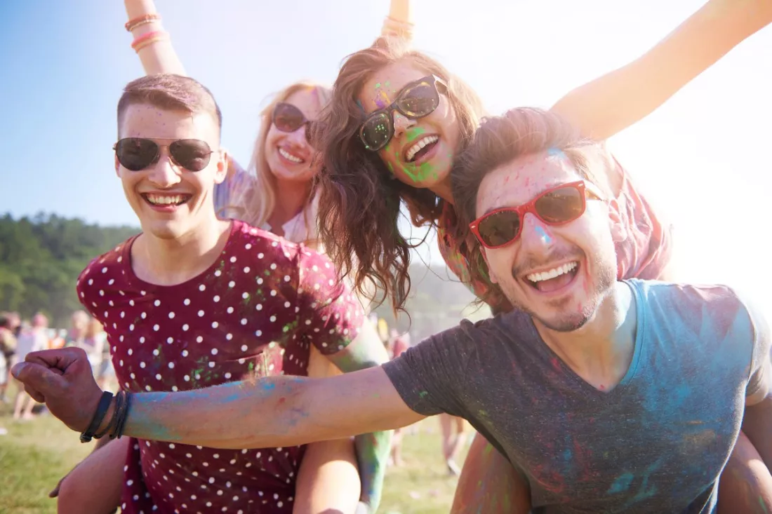 Przyjaciele bawią się na letnim festiwalu