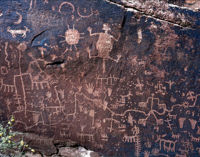 Niektóre Petroglyphs z Newspaper Rock, położony w Parku Narodowym Skamieniałego Lasu Apache County, Arizona, Stany Zjednoczone. Wiele petroglifów w miejscu zostały ogłoszone historyczną dzielnica i są wymienione w Krajowym Rejestrze miejsc o znaczeniu his