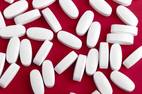Białę tabletki na czerwonym tle - W1